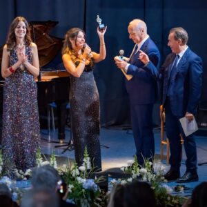 FDN 26 16 DA SIX CHIARA CERNICCHIARA CLAUDIA CONTE MASSIMO ABBATE ERENNIO DE VITA premio e pergamena